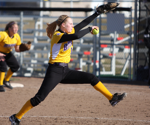 Bruins open MCAC play with sweep over Peru
