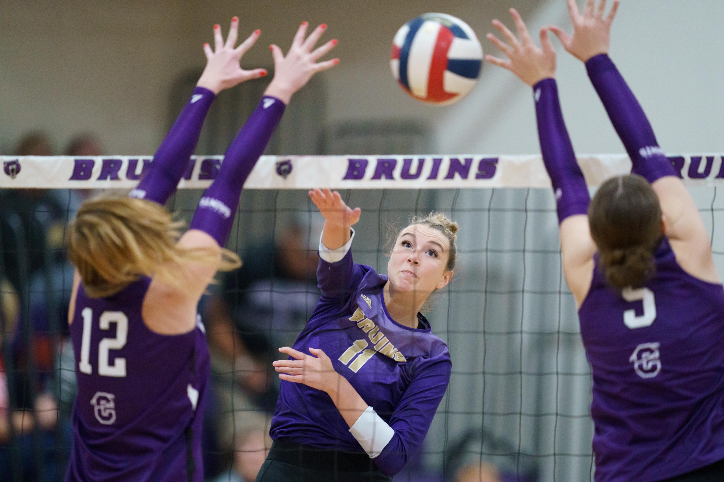 Kealy Kiviniemi led the Bruins with 18 kills, including six in the fifth set.